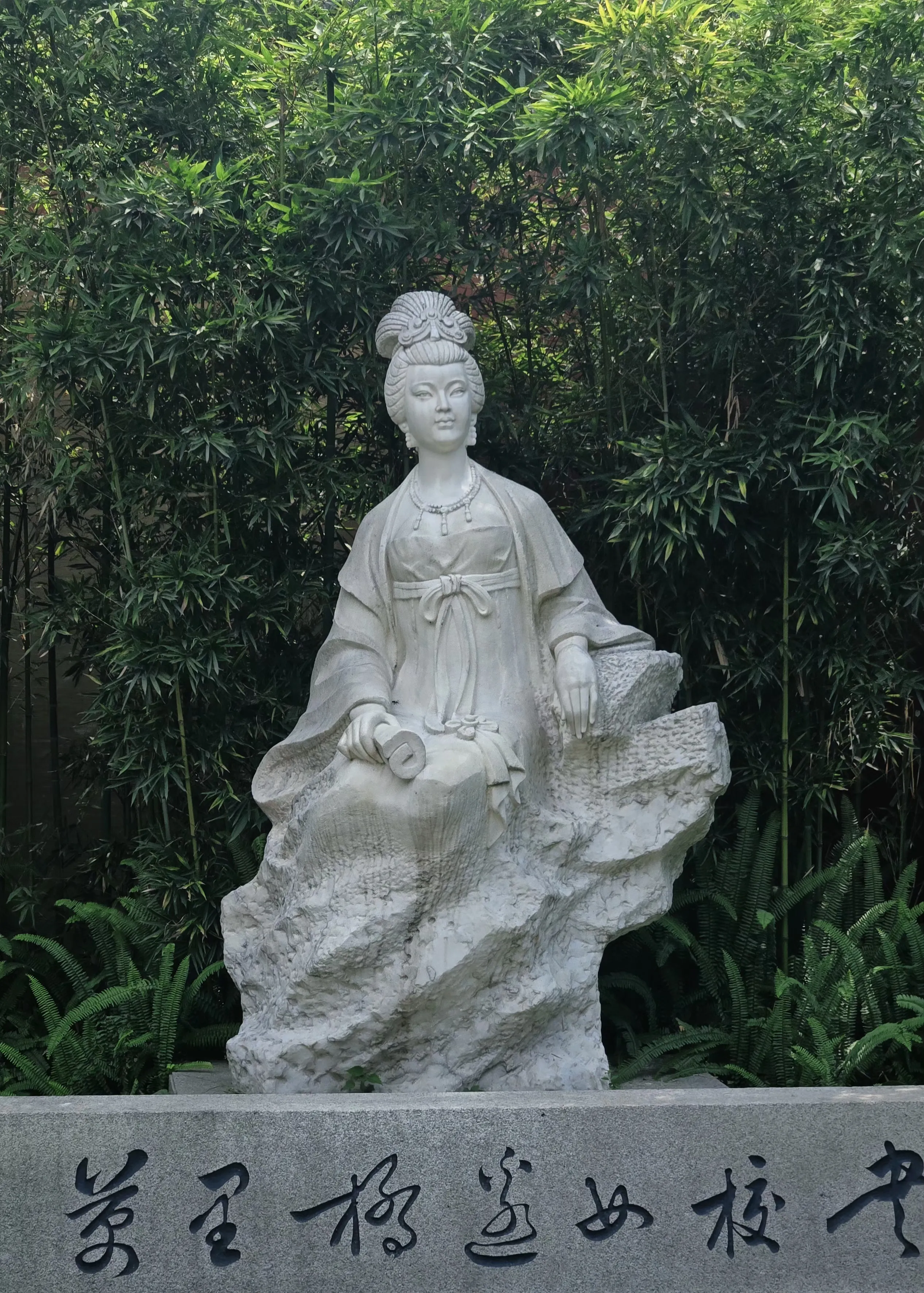 The woman collator by Wanli Bridge